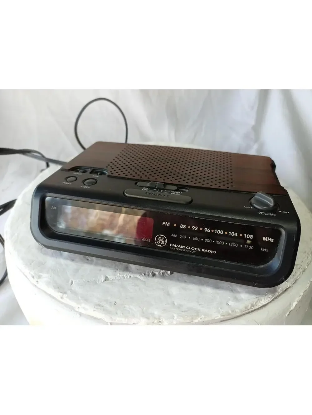 GE 7-4613 Vintage Digital Alarm Clock Radio AM/FM LED Wood Grain Retro Tested